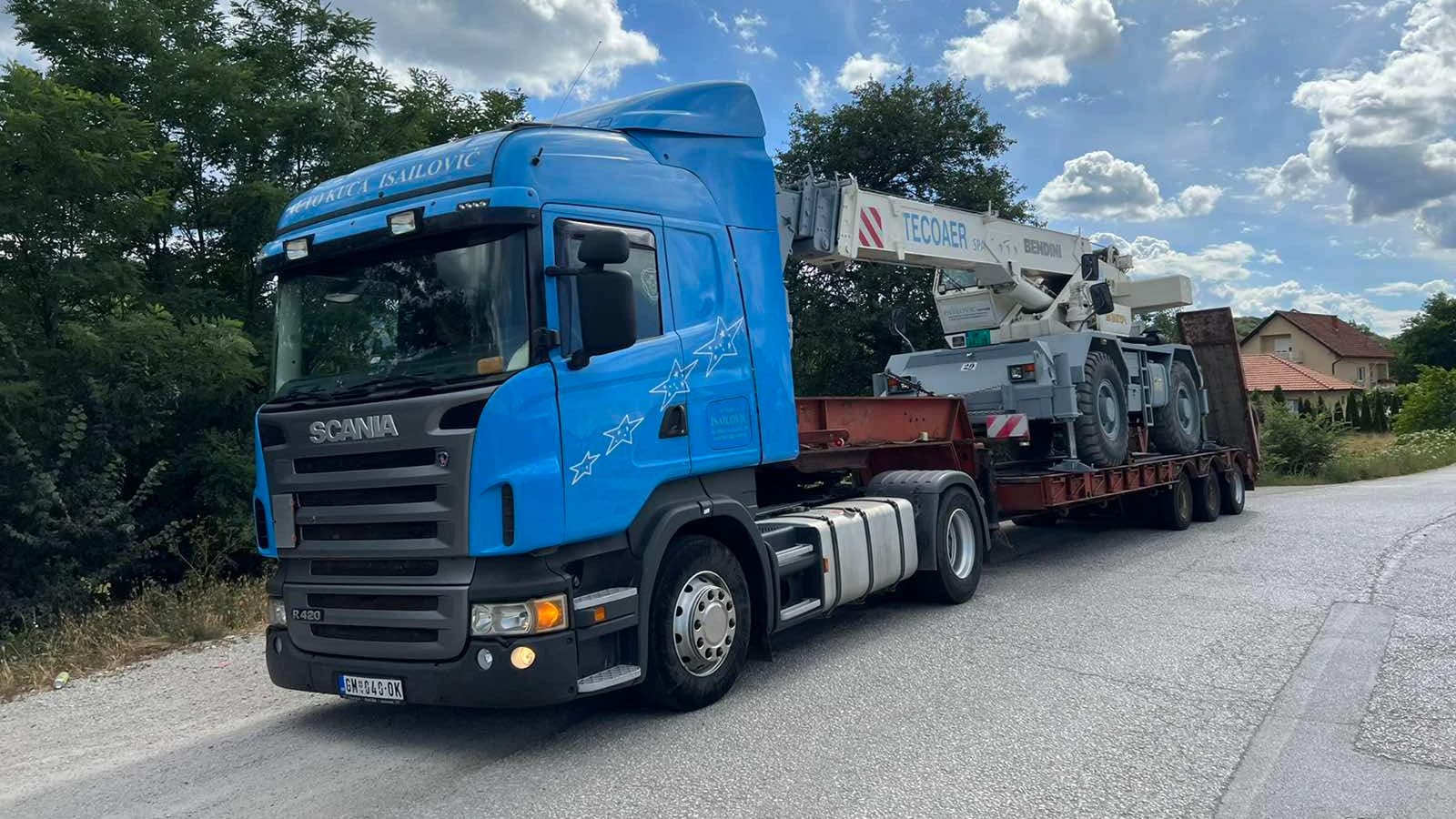 Kamion šlep službe prevozi građevnisku mašinu